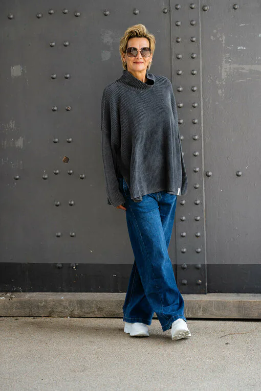 Oversized Strickpullover “FANJA” black (CC07) / Wide Leg Jeans “YIBBI” dark blue (H36)