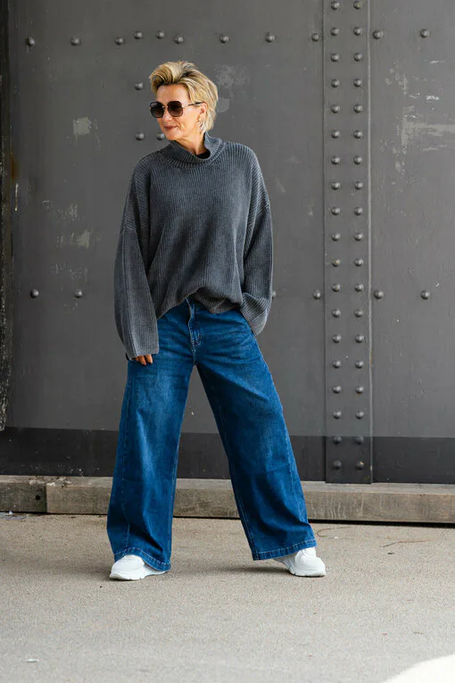 Oversized Strickpullover “FANJA” black (CC07) / Wide Leg Jeans “YIBBI” dark blue (H36)