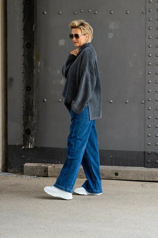 Oversized Strickpullover “FANJA” black (CC07) / Wide Leg Jeans “YIBBI” dark blue (H36)