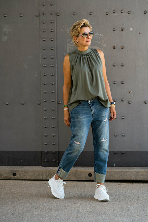 Jeans “JENNY” – ocean blue (ER90) / Elegantes Top “ANOUK” (BA04)