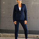 Blazer “MANJA” marine (TQ11) / Bequeme Cargo-Pants “KARIN” marine (TQ04) / Elegante Sonnenbrille “LYNN” black leo (PBK03)