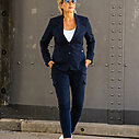 Blazer “MANJA” marine (TQ11) / Bequeme Cargo-Pants “KARIN” marine (TQ04) / Elegante Sonnenbrille “LYNN” black leo (PBK03)