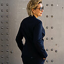 Blazer “MANJA” marine (TQ11) / Elegante Sonnenbrille “LYNN” black leo (PBK03)