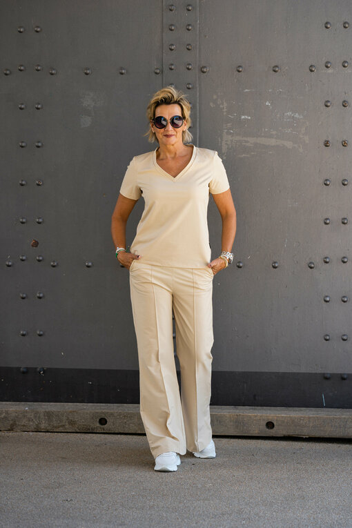 Bequemes Shirt “LILY” sand (TQ12) / Weite Hose “DASY” sand (TQ09) /Sonnenbrille “TESS” brown (PBK01)