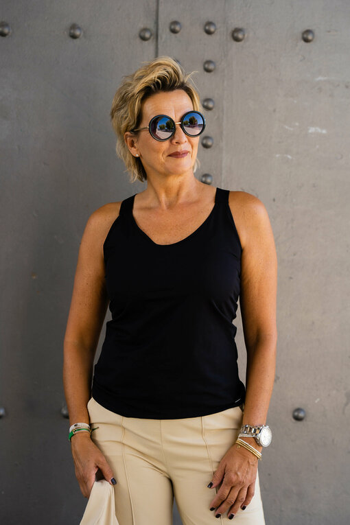 Raffiniertes Top “MIRA” black  (TQ13) /  Elegante Sonnenbrille “BRITT” black (PBK02)