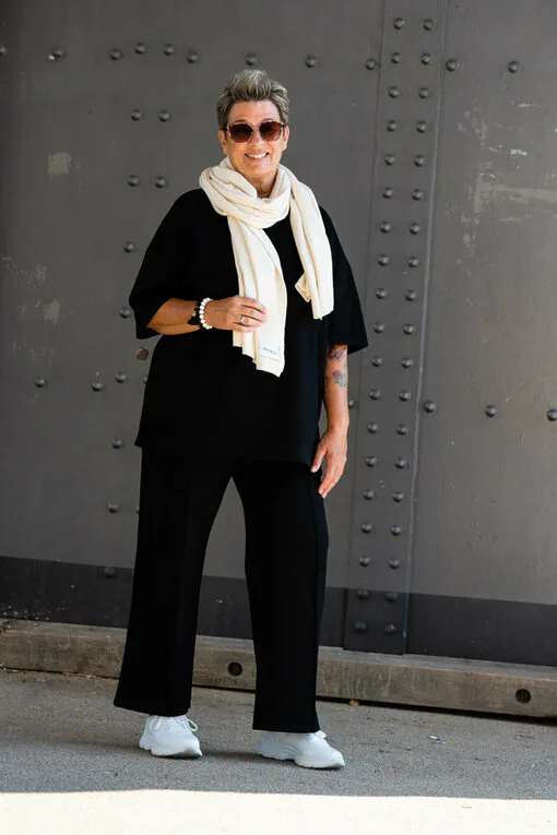 Oversized Soft Sweater “TINKA” schwarz (GW56) / Soft Sweathose “MIRIAM” (H42)/ Kuscheliger Schal “MALEENA” cream (PI19)
