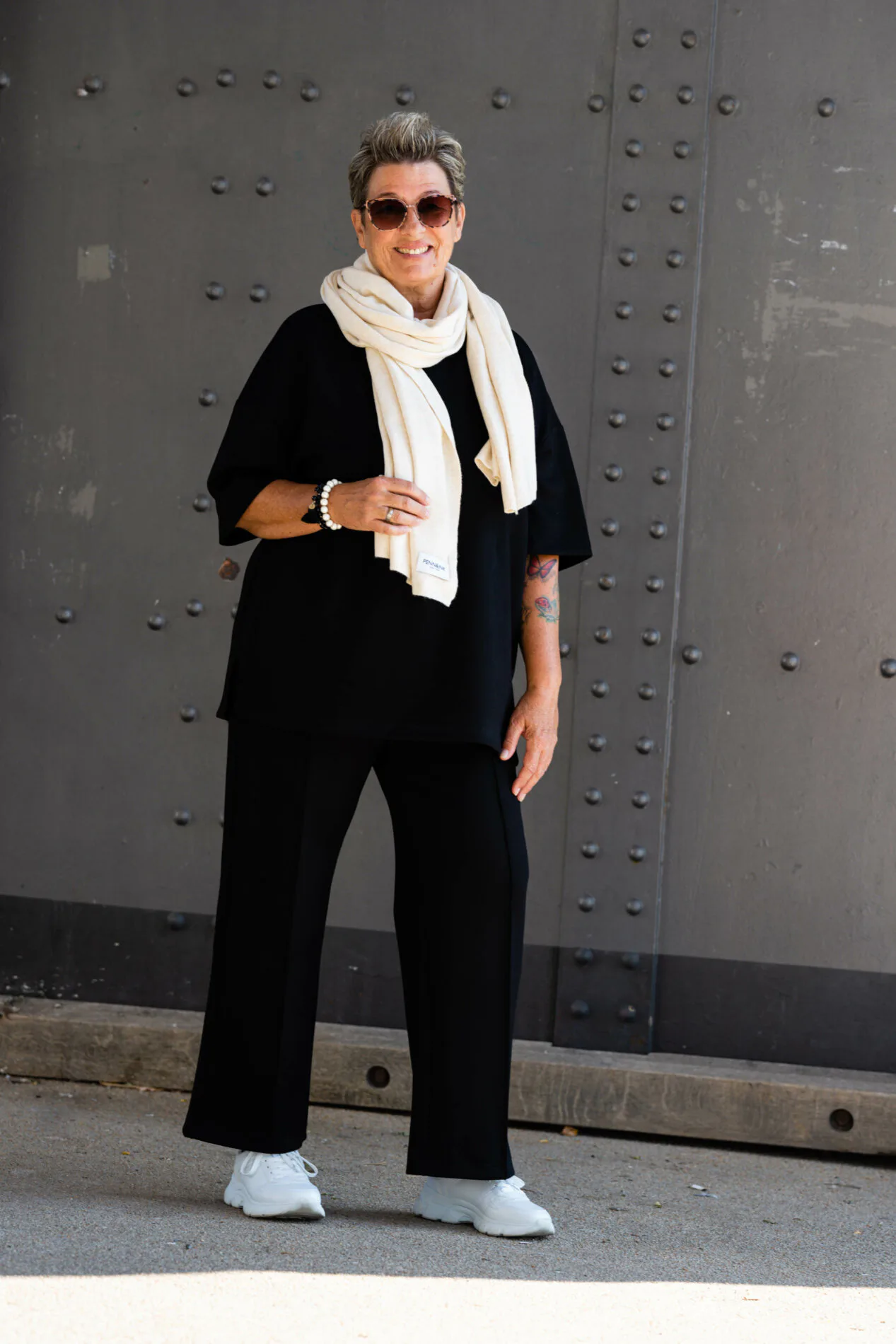 Oversized Soft Sweater “TINKA” schwarz (GW56) / Soft Sweathose “MIRIAM” (H42)/ Kuscheliger Schal “MALEENA” cream (PI19)