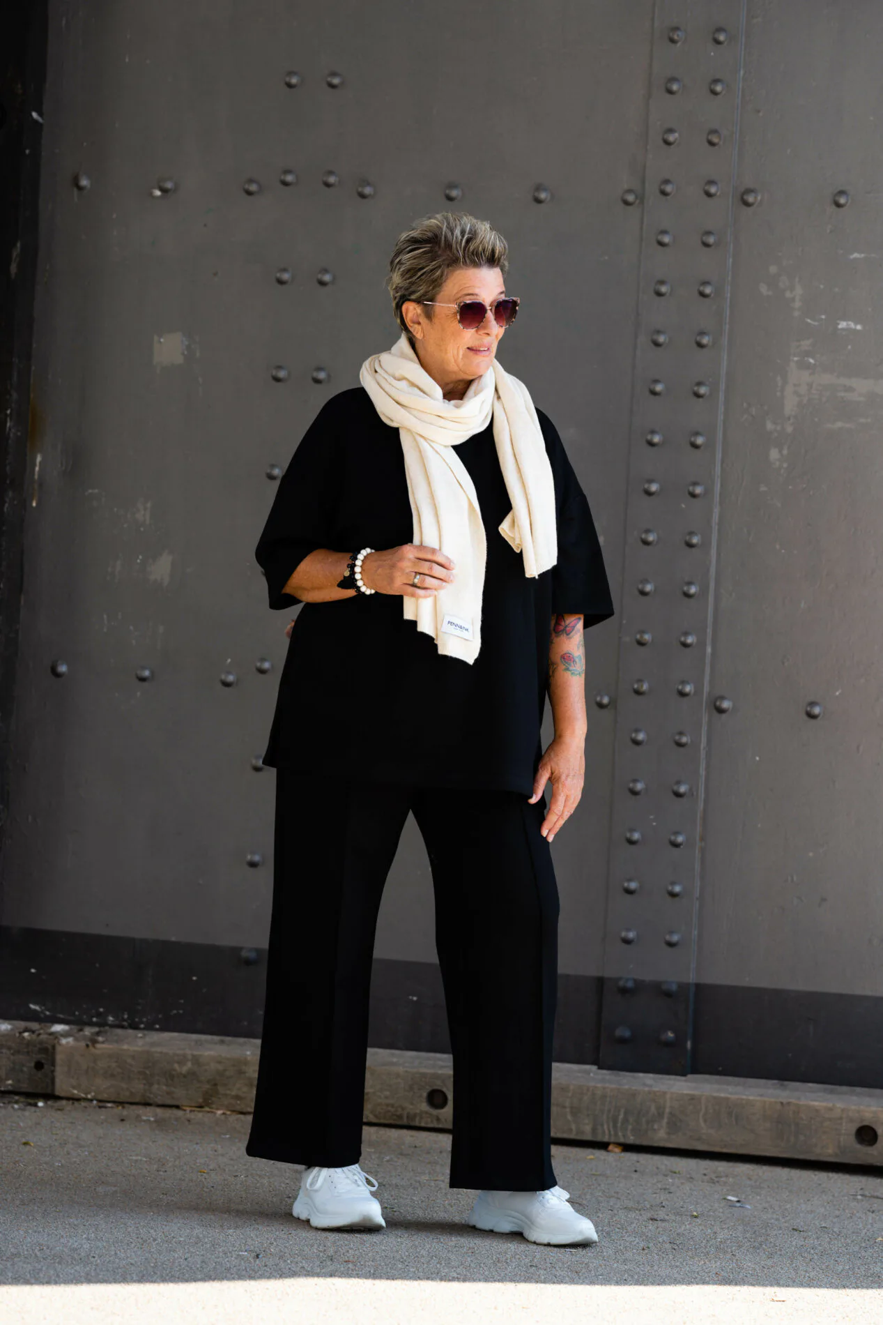 Oversized Soft Sweater “TINKA” schwarz (GW56) / Soft Sweathose “MIRIAM” (H42)/ Kuscheliger Schal “MALEENA” cream (PI19)