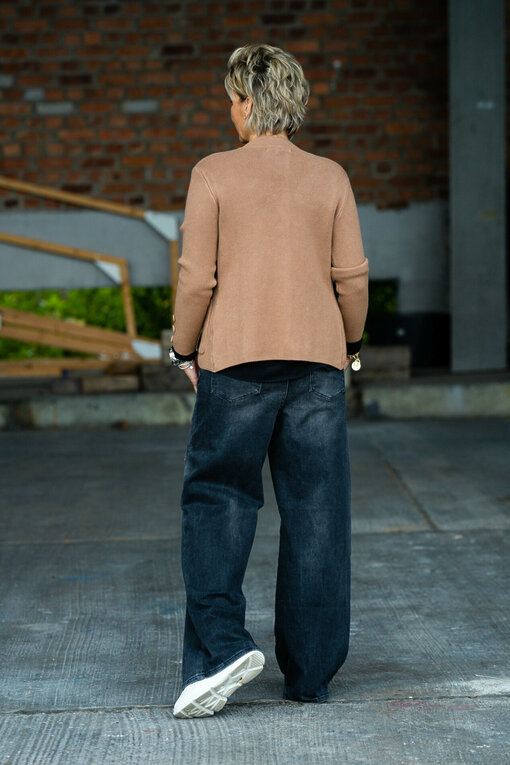 Strickjacke “KAREN” camel (GW14)/ Basicshirt “ALMA” schwarz (BA56)/Jeans “KALEA” – silent great grey (ER20)