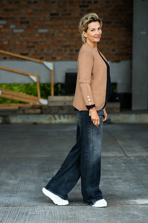 Strickjacke “KAREN” camel (GW14)/ Basicshirt “ALMA” schwarz (BA56) /Jeans “KALEA” – silent great grey (ER20)