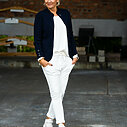 Strickjacke “KAREN” dunkelblau (GW14)/ Joggerhose “PRISKA” cremeweiß (FJ)/ Basicshirt “ALMA” wollweiß (BA56)