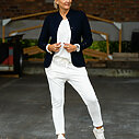 Strickjacke “KAREN” dunkelblau (GW14)/ Joggerhose “PRISKA” cremeweiß (FJ)/ Basicshirt “ALMA” wollweiß (BA56)