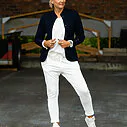 Strickjacke “KAREN” dunkelblau (GW14)/ Joggerhose “PRISKA” cremeweiß (FJ)/ Basicshirt “ALMA” wollweiß (BA56)