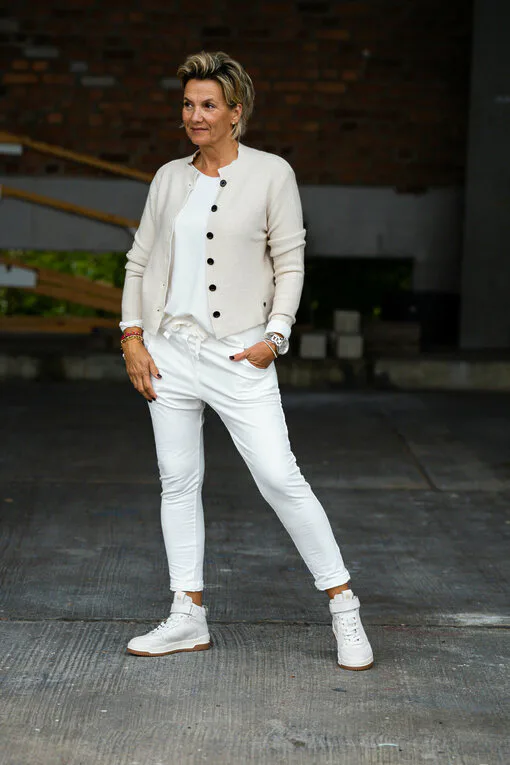 Strickjacke “PAULINA” beige (GW27)/ Joggerhose “PRISKA” cremeweiß (FJ)/ Basicshirt “ALMA” wollweiß (BA56)