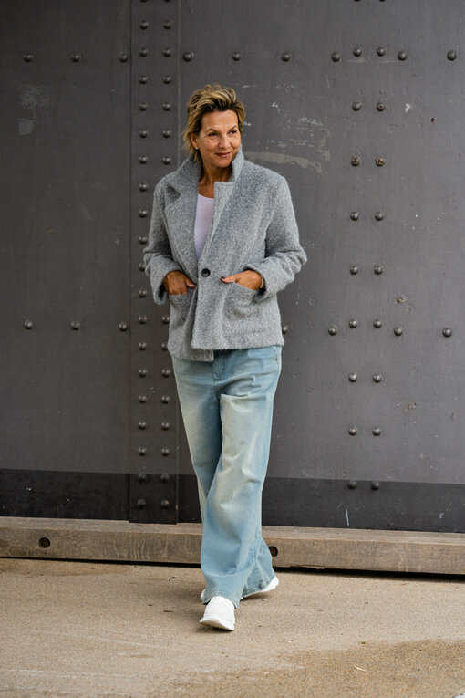 Jacke “ANOUSHKA” (GW73)/ Langarmshirt “DANIELA” (BA05)/ Jeans “RYLEE” – vintage blue (GB08)