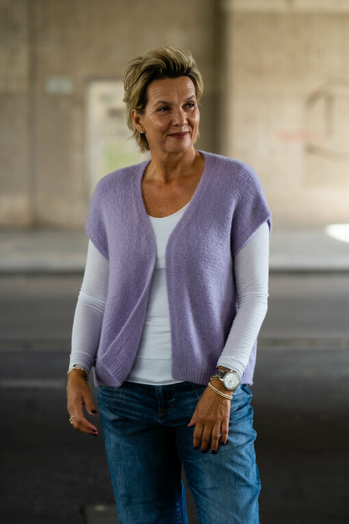 Strickweste “JESS” flieder (GW50)/ Langarmshirt “DANIELA” weiß (BA05)