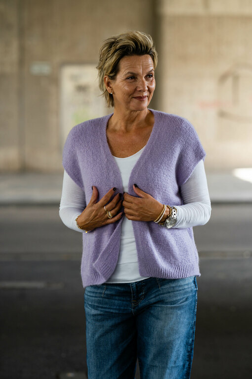 Strickweste “JESS” flieder (GW50)/ Langarmshirt “DANIELA” weiß (BA05)