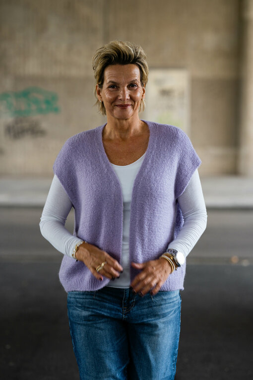 Strickweste “JESS” flieder (GW50)/ Langarmshirt “DANIELA” weiß (BA05)