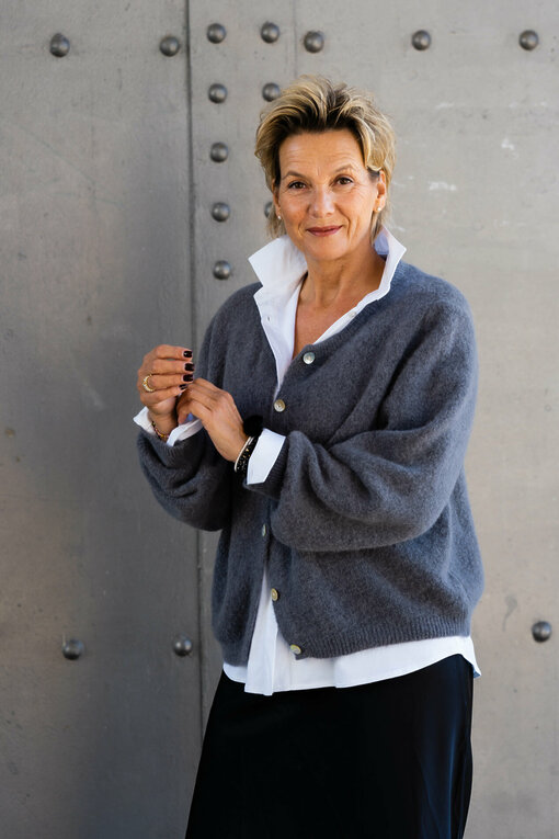 Alpaka Strickcardigan “JANE” anthrazit (GW15) / Vollelastische Hemdbluse “INGRID” weiß (HB03) / Edler Glanzrock “SENA” schwarz (R07)
