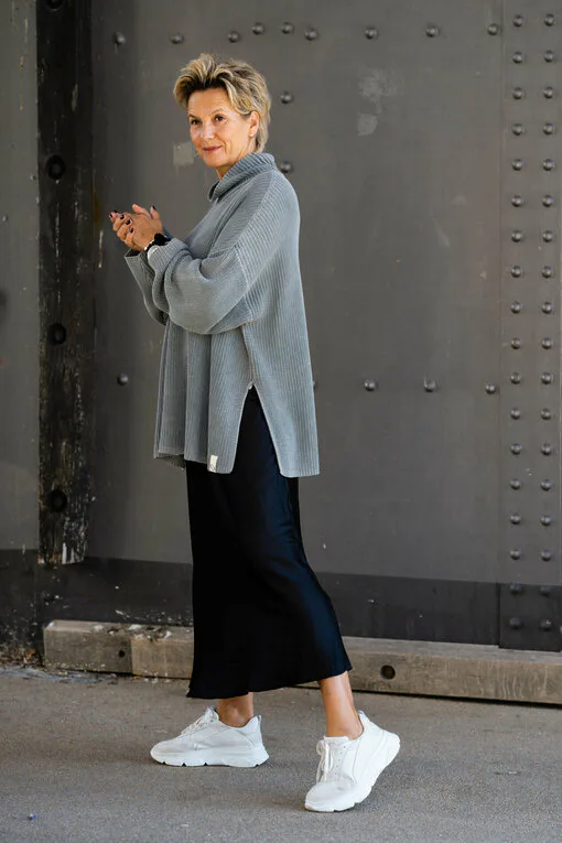 Oversized Strickpullover “FANIA” grey (CC07) / Edler Glanzrock “SENA” schwarz (R07)