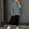 Oversized Strickpullover “FANIA” grey (CC07) / Edler Glanzrock “SENA” schwarz (R07)