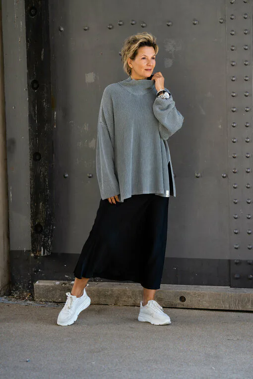 Oversized Strickpullover “FANIA” grey (CC07) / Edler Glanzrock “SENA” schwarz (R07)