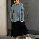Oversized Strickpullover “FANIA” grey (CC07) / Edler Glanzrock “SENA” schwarz (R07)