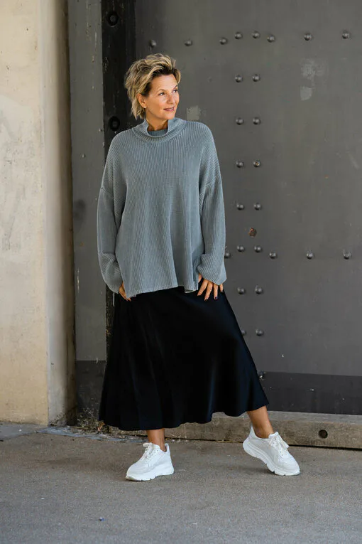 Oversized Strickpullover “FANIA” grey (CC07) / Edler Glanzrock “SENA” schwarz (R07)