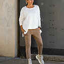 Feinstrickpulli “BIBI” wollweiß (GW201) / Joggerhose “PRISKA” caramel (FJ)