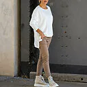 Feinstrickpulli “BIBI” wollweiß (GW201) / Joggerhose “PRISKA” caramel (FJ)