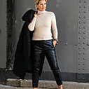 Feinstrickpulli “KAISA” beige (GW206) / FRAUENSACHE – Lederimitat Hose “NINA” (H04)