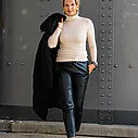 Feinstrickpulli “KAISA” beige (GW206) / FRAUENSACHE – Lederimitat Hose “NINA” (H04)