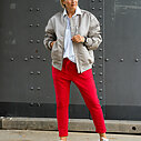 Bomberjacke “FREDERIKE” (ER30)/ Blusenshirt “TINA” (HB11)/ Joggerhose “PRISKA” rot (FJ)