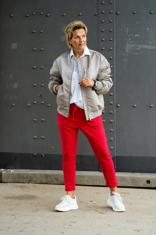 Bomberjacke “FREDERIKE” (ER30)/ Blusenshirt “TINA” (HB11)/ Joggerhose “PRISKA” rot (FJ)