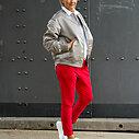 Bomberjacke “FREDERIKE” (ER30)/ Blusenshirt “TINA” (HB11)/ Joggerhose “PRISKA” rot (FJ)