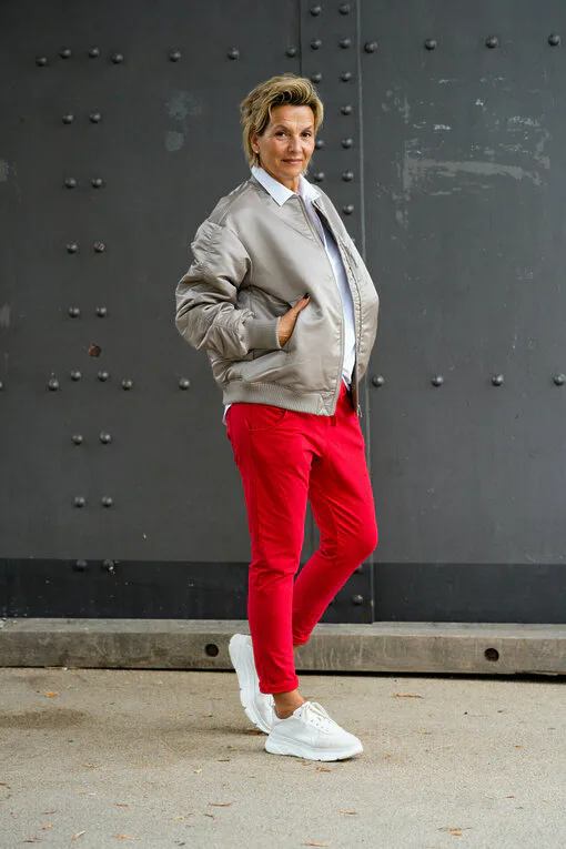 Bomberjacke “FREDERIKE” (ER30)/ Blusenshirt “TINA” (HB11)/ Joggerhose “PRISKA” rot (FJ)