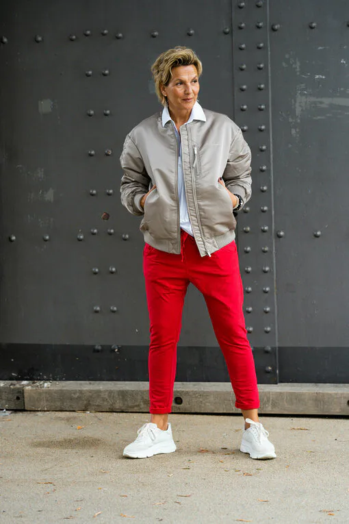 Bomberjacke “FREDERIKE” (ER30)/ Blusenshirt “TINA” (HB11)/ Joggerhose “PRISKA” rot (FJ)