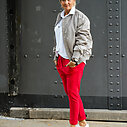Bomberjacke “FREDERIKE” (ER30)/ Blusenshirt “TINA” (HB11)/ Joggerhose “PRISKA” rot (FJ)