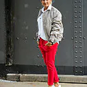 Bomberjacke “FREDERIKE” (ER30)/ Blusenshirt “TINA” (HB11)/ Joggerhose “PRISKA” rot (FJ)