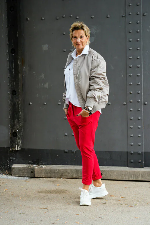 Bomberjacke “FREDERIKE” (ER30)/ Blusenshirt “TINA” (HB11)/ Joggerhose “PRISKA” rot (FJ)