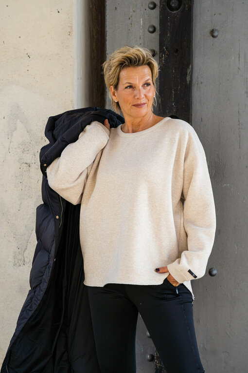 Kuscheliger Sweater “KIM” light latte melee (10D63)/ Fitted Pants “VERENA” (10D82)