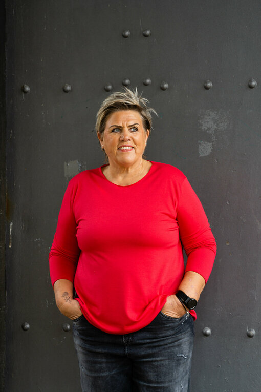 Basicshirt “ALMA XXL” rot (BA104)/ Jeans “KALEA” – silent great grey (ER20)