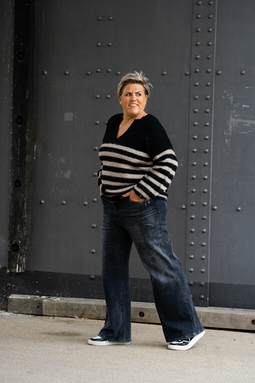 Alpakamix Strickpullover “VANA” black/ light latte (10D64) /  Jeans “KALEA” – silent great grey (ER20)