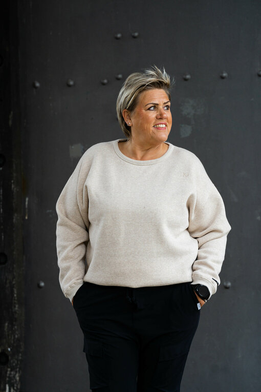 Kuscheliger Sweater “KIM” light latte melee (10D63) / Elastische “CARGO”- Hose (PI05)