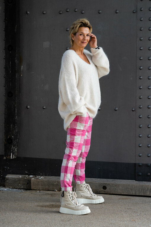 Regular Fit Cropped Jogger “KALINKA” bright pink (10D66) / Oversized Strickpullover “CAROLINE” creme (GW229)