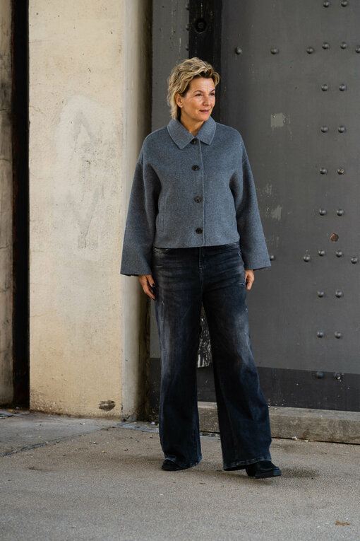 Kurz Jacke “LENINA” grey melange (HL51) / Jeans “KALEA” – silent great grey (ER20)