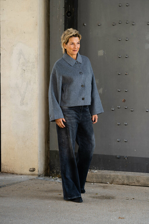 Kurz Jacke “LENINA” grey melange (HL51) / Jeans “KALEA” – silent great grey (ER20)
