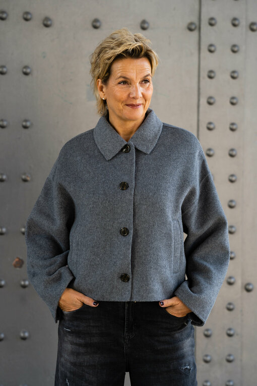Kurz Jacke “LENINA” grey melange (HL51) / Jeans “KALEA” – silent great grey (ER20)