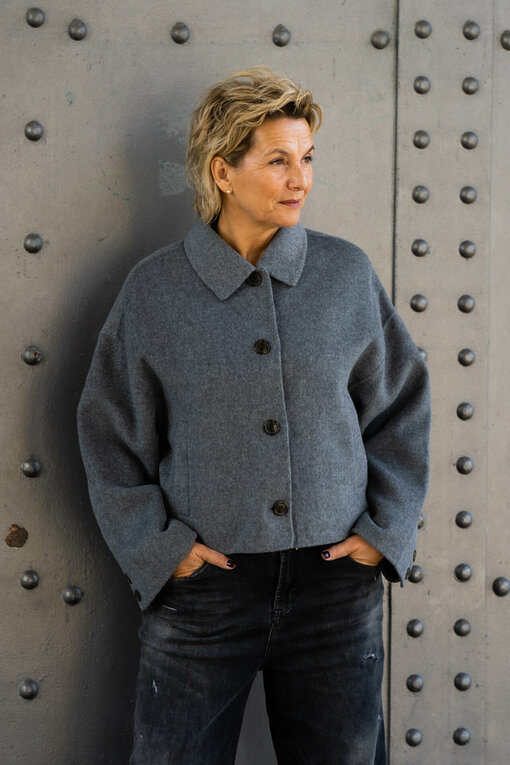 Kurz Jacke “LENINA” grey melange (HL51) / Jeans “KALEA” – silent great grey (ER20)