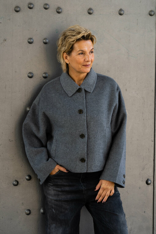 Kurz Jacke “LENINA” grey melange (HL51) / Jeans “KALEA” – silent great grey (ER20)